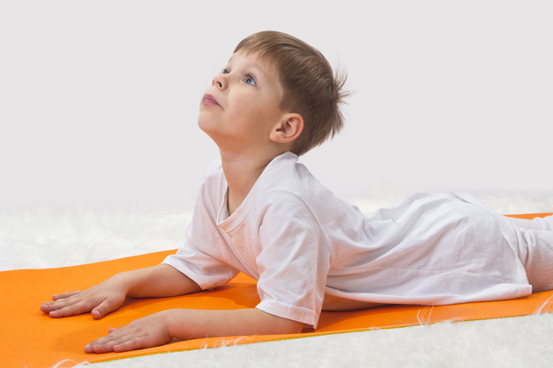slang yoga met jonge kinderen