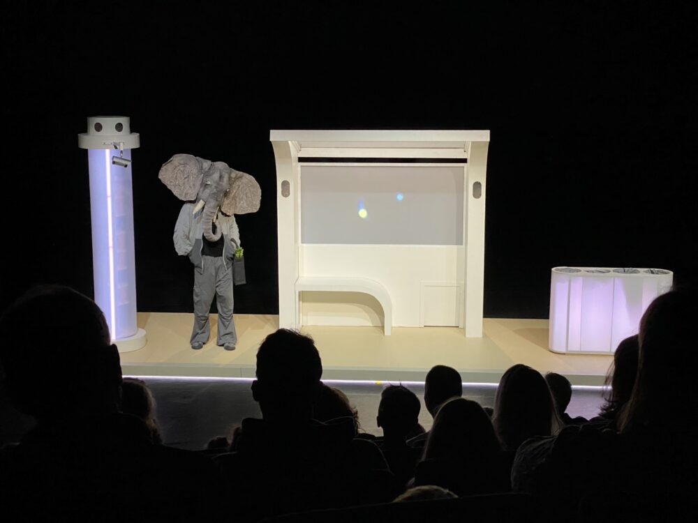 Er staat een olifant bij de bushalte