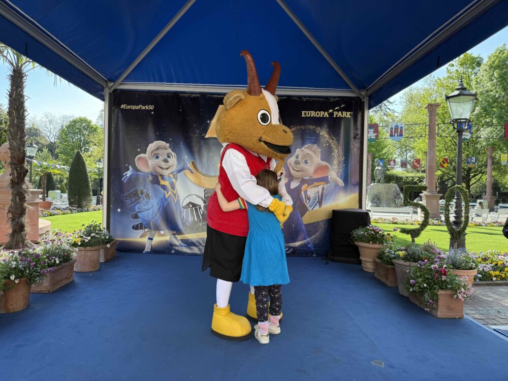 Knuffelen met figuren Europa-Park